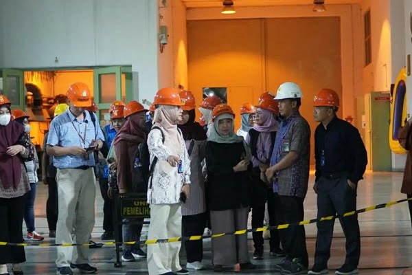 Koordinator Asisten Deputi Bidang Industri Energi, Minyak, dan Gas Kementerian BUMN Luizah beserta tim melakukan Kunjungan Kerja (Kunker) ke beberapa unit-unit kerja PLN di Sumatera Barat. (Foto: Dok. ANTARA/HO-PLN)