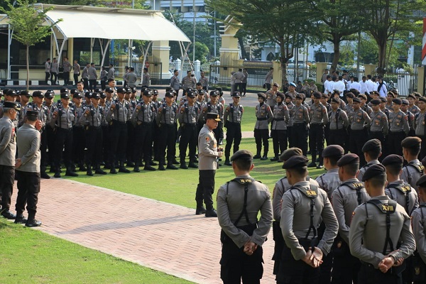 Kapolda Sumbar, Irjen Suharyono memberikan arahan kepada polisi baru di lingkungan Polda Sumbar. (Foto: Dok. Bid Humas)