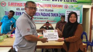 Penyerahan bantuan program pelatihan Satpam oleh Forum Nagari Koto Lalang melalui dana TJSL Semen Padang. (dok. Humas)