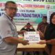 Penyerahan bantuan program pelatihan Satpam oleh Forum Nagari Koto Lalang melalui dana TJSL Semen Padang. (dok. Humas)