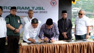Direktur Supply Chain SIG Yosviandri (kiri) bersama Walikota Padang Hendri Septa, menandatangani prasasti peresmian dua masjid di Lubuk Kilangan yang dibangun PT Semen Padang. (dok. Humas)