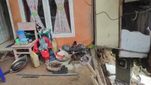 Rumah perawat di Padang terancam ambruk. (dok. BPBD Padang)