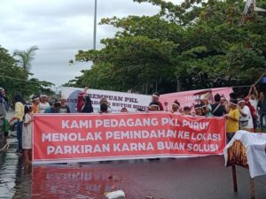 Aksi blokade jalan menuju Pantai Cimpago oleh PKL yang menolak direlokasi. (Foto: Dok. Satpol PP Padang)