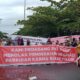 Aksi blokade jalan menuju Pantai Cimpago oleh PKL yang menolak direlokasi. (Foto: Dok. Satpol PP Padang)