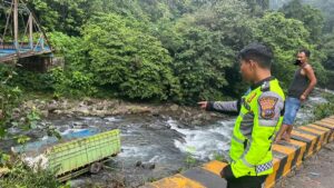 Truk masuk jurang di Lembah Anai, Kabupaten Tanah Datar pada Selasa (12/9/2023) pagi. (Foto: Dok. Polres Padang Panjang)