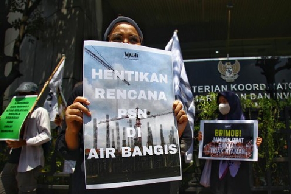 Unjuk rasa warga Air Bangis di depan Kantor Kemenko Marves. (Foto: Dok. Detikcom)