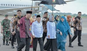 Gubernur Sumbar, Mahyeldi dan Forkopimda sambut kedatangan Wapres RI Ma'aruf Amin di Padang, Kamis (7/9/2023). (Foto: Dok. ANTARA/ist)