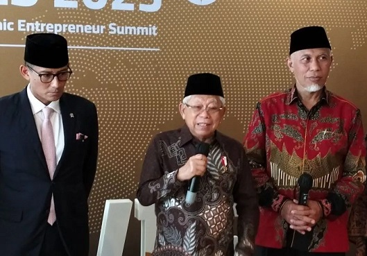 Dari kiri ke kanan: Menparekraf, Sandiaga Salahuddin Uno, Wakil Presiden RI, Ma'ruf Amin dan Gubernur Sumbar, Mahyeldi. (Foto: Dok. ANTARA/Muhammad Zulfikar)