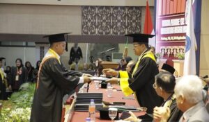 Rektor UNP, Prof Ganefri saat wisuda ke-132 di Padang, Selasa (26/9/2023). (Foto: Dok. ANTARA/Miko Elfisha)