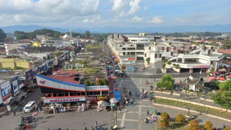 Area Pasar Atas Kota Bukittinggi dilihat dari puncak Jam Gadang, pasar ini menjadi salah satu pusat kegiatan perdagangan di daerah setempat. Antara/Altas Maulana