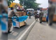 Gunakan Badan Jalan-Trotoar Berjualan, Sejumlah PKL di Padang Ditertibkan
