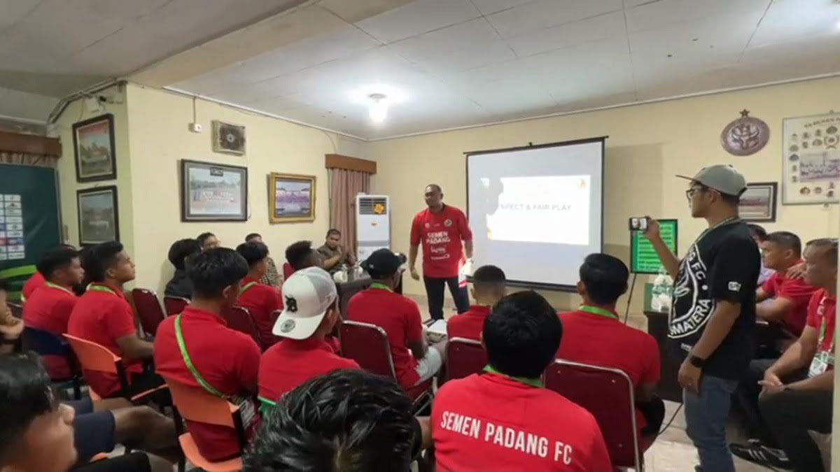 Andre Rosiade beri motivasi pemain dan ofisial tim Semen Padang FC. (dok. Tim AR)