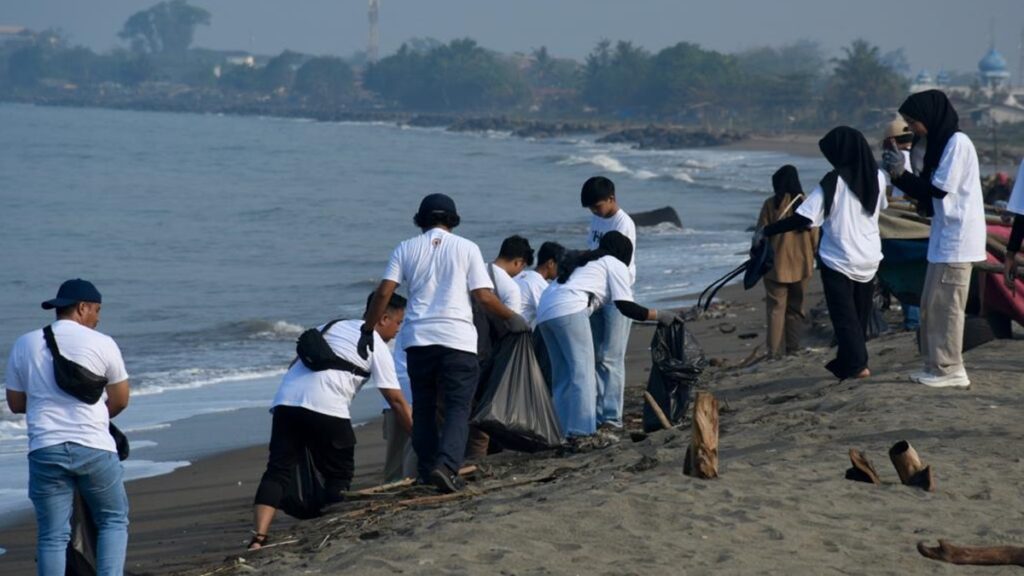 BUMN Enviromental Movement di Pantai Padang. (dok. Humas)