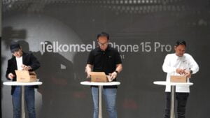 Telkomsel hadirkan penawaran terbaik untuk seluruh lineup iPhone 15 dan 15 Pro dengan ragam paket bundling bernilai tambah yang berikan pelanggan pengalaman gaya hidup digital #MakinMaksimal. Seluruh pelanggan bisa menikmati penawaran ini mulai 27 Oktober 2023. (dok. Telkomsel)