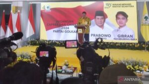 Ketua Umum Partai Golkar Airlangga Hartarto, saat membacakah hasil keputusan Rapat Pimpinan Nasional (Rapimnas) di Kantor DPP Golkar, Jakarta, Sabtu (21/10/2013). (ANTARA/Fauzi Lamboka)