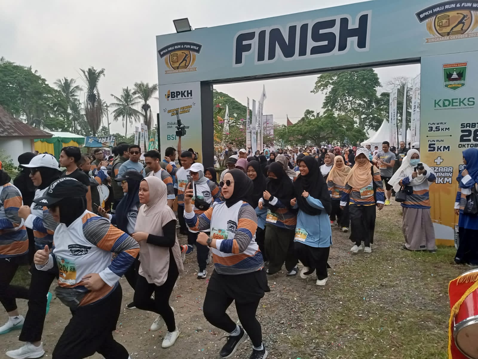 Sejumlah peserta perempuan mengikuti kegiatan Fun Run dan Fun Walk BPKH di Tanjung Mutiara, Tanah Datar. (Foto: Dok. Istimewa)