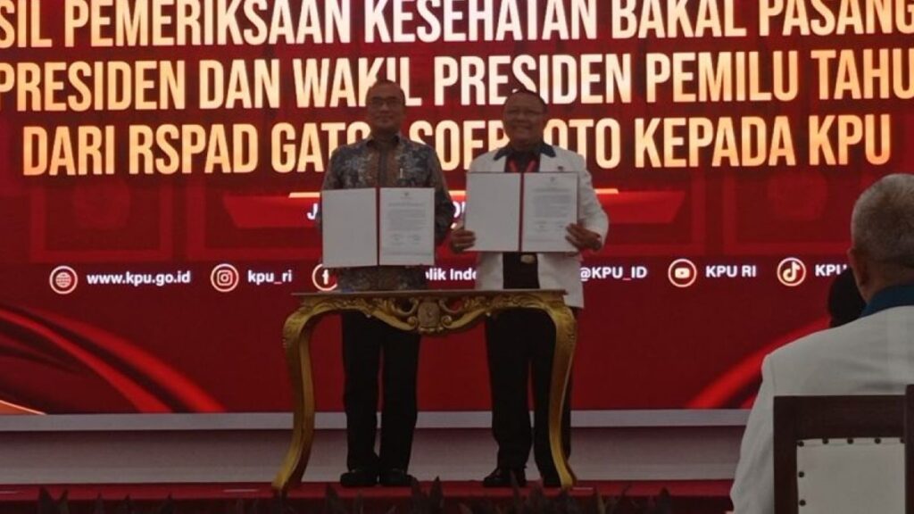 Ketua KPU RI Hasyim Asy'ari menerima berkas hasil tes kesehatan bakal pasangan capres dan cawapres dari Kepala Rumah Sakit RSPAD Gatot Soebroto Letjen TNI dr. Albertus Budi Sulistya, Sp.THT-KL., M.A.R.S. di Kantor KPU, Jakarta, Jumat (27/10/2023). (ANTARA/Sanya Dinda)