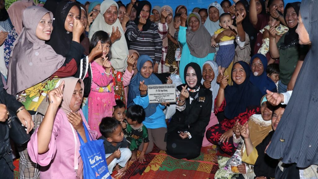 Rezka Oktoberia berbaur bersama warga. (dok. istimewa)