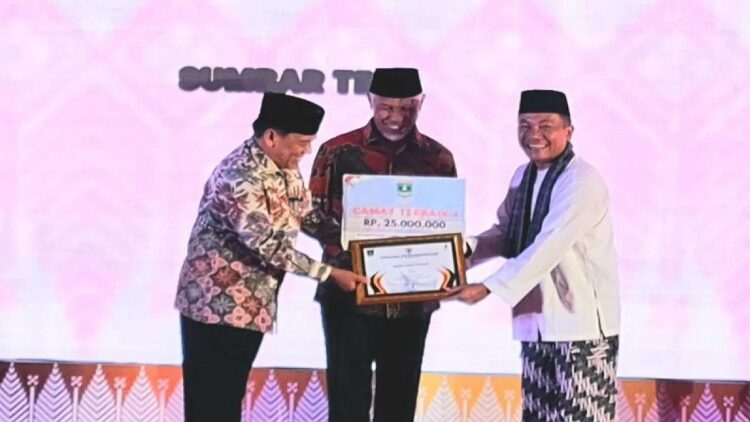 Gubernur Sumbar Mahyeldi bersama pimpinan DPRD menyerahkan penghargaan pada Camat Terbaik Sumbar 2023. (ANTARA/ist)