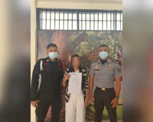 Perempuan diduga menyelundupkan alat hisap sabu untuk suami yang sedang dipenjara diamankan petugas. (Foto: Dok. Rutan Padang)