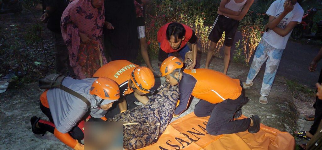 Evakuasi jasad pemancing yang meninggal usai terpeleset. (Foto: Dok. Istimewa)