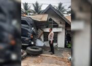 Ditinggal Sopir yang Hendak Ambil Uang, Truk Tabrak 2 Mobil-3 Rumah di Padang