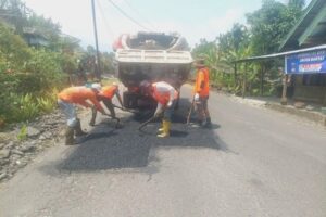Pekerja sedang perbaikan jalan Manggopoh Kabupaten Agam, Rabu (4/10/2023). (Foto: Dok. Antara/HO-Diskominfo Agam)