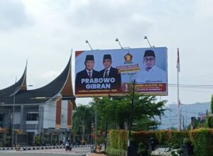 Baliho Prabowo-Gibran dan Andre Rosiade bertebaran selama kunjungan kerja Presiden Joko Widodo ke Sumatera Barat (Sumbar) pada Rabu (26/10/2023). (Foto: Dok. Istimewa)