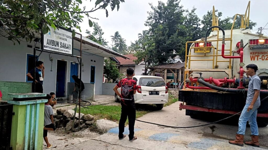 Bantuan air bersih akibat kekeringan di kawasan Batu Gadang, Kecamatan Lubuk Kilangan dari PT Semen Padang. (dok. Humas)