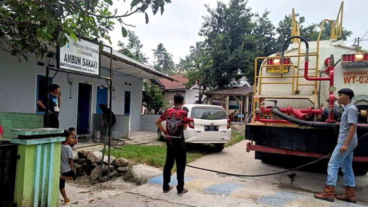 Bantuan air bersih akibat kekeringan di kawasan Batu Gadang, Kecamatan Lubuk Kilangan dari PT Semen Padang. (dok. Humas)