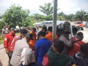 Evakuasi jasad bocah korban tenggelam usai berenang di Muaro Batang Anai, Kabupaten Padang Pariaman, Sumatera Barat (Sumbar) pada Senin (2/10/2023) siang. (Foto: Dok. Basarnas)