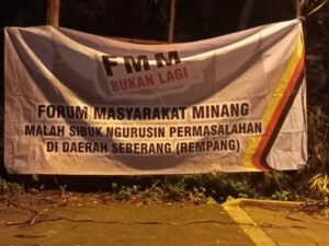 Spanduk Forum Masyarakat Minang (FMM) yang diduga dipasang orang tak dikenal. (Foto: Dok. Istimewa)