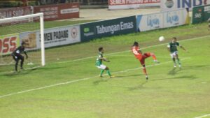 Gol cantik Kenneth Ngwoke di babak pertama. (dok. Radarsumbar.com)