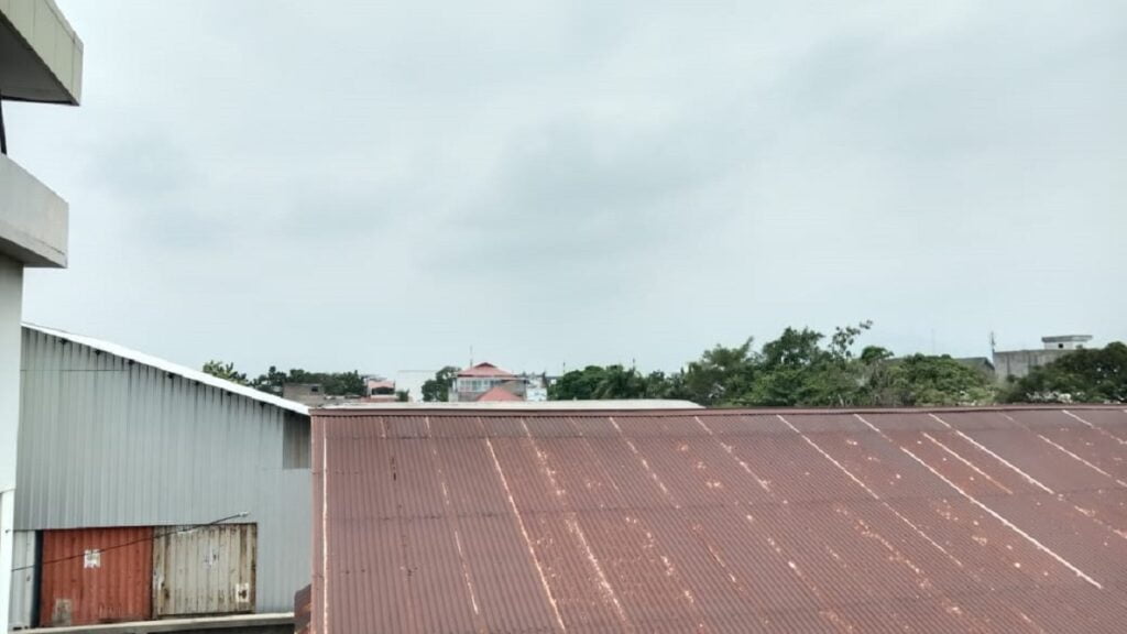 Kabut asap terjadi di Kota Padang. Biasanya siang hari di Padang terlihat sejumlah deretan pegunungan, sekarang tertutup. (dok. Radarsumbar.com)