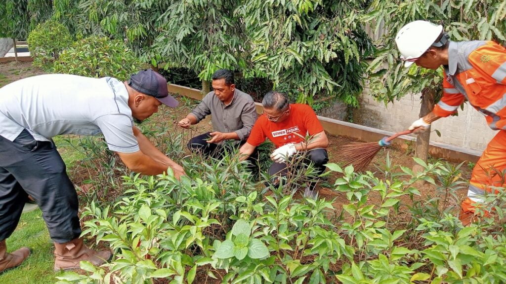 Dalam rangka meningkatkan lingkungan kerja yang bersih dan nyaman, PT Semen Padang mencanangkan Gerakan Selasa Bergotong Royong (SERO). (dok. Humas)