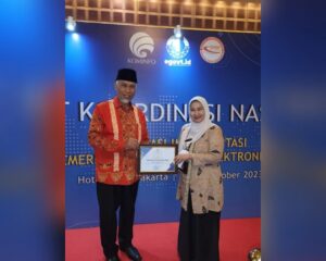 Gubernur Sumbar, Mahyeldi didampingi Kadis Kominfotik Sumbar, Siti Aisyah menerima penghargaan dari Kemenkominfo RI. (Foto: Dok. Adpim)