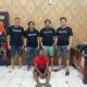 Terduga pelaku rudapaksa (baju merah) anak di bawah umur ditangkap. (Foto: Dok. Polres Limapuluh Kota)