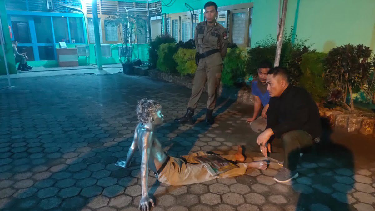 Penertiban 'manusia silver' yang diduga rusak mobil pengendara di perempatan lampu merah. (Foto: Dok. Satpol PP Kota Padang)