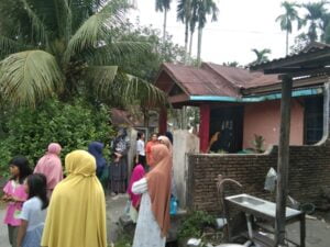Warga berbondong-bondong mendatangi kediaman Nurul Azizah yang ditemukan meninggal di Kompleks Brimob Polda Sumbar. (Foto: Dok. Istimewa)