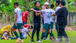 Pelatih baru PSKB Bukittinggi, Fahmi Ismail saat memimpin latihan (Antara/Al Fatah)