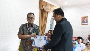 Penghargaan dari Bupati Solok untuk Semen Padang. (dok. Humas)