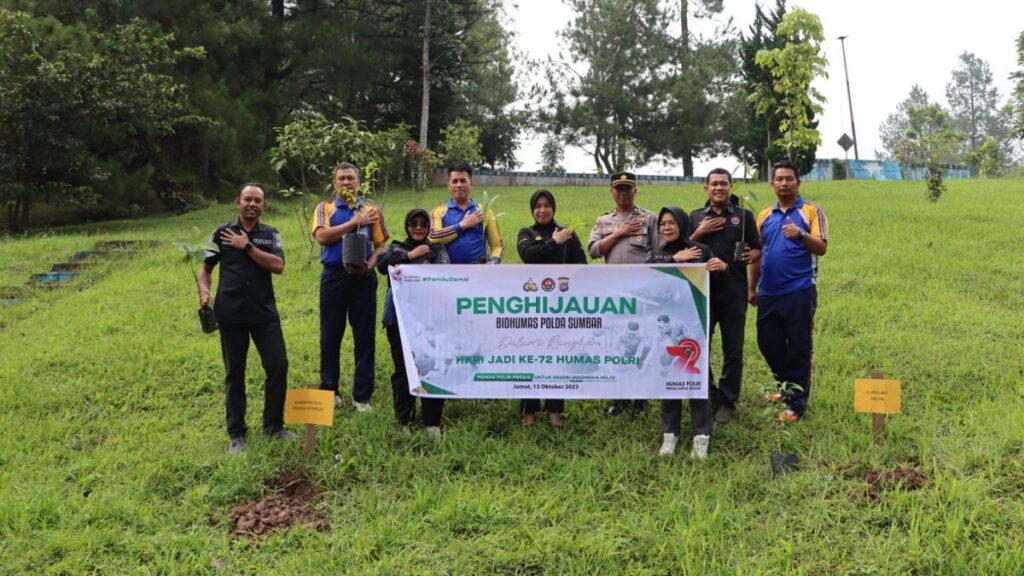 Penghijauan oleh Humas Polda Sumbar dalam rangka HUT Humas Polri. (dok. istimewa)