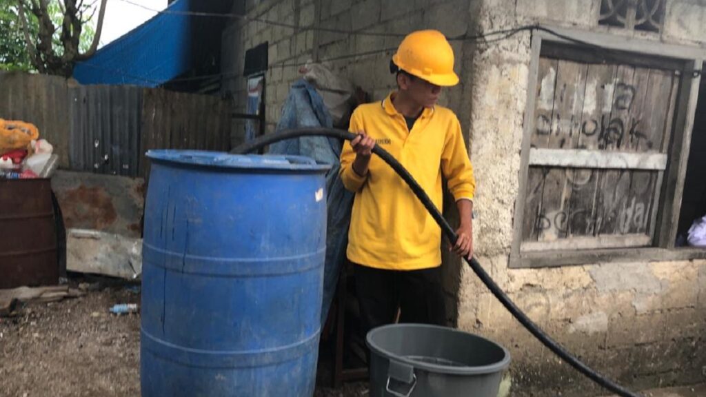 Penyaluran air bersih untuk warga dari Semen Padang. (dok. Humas)