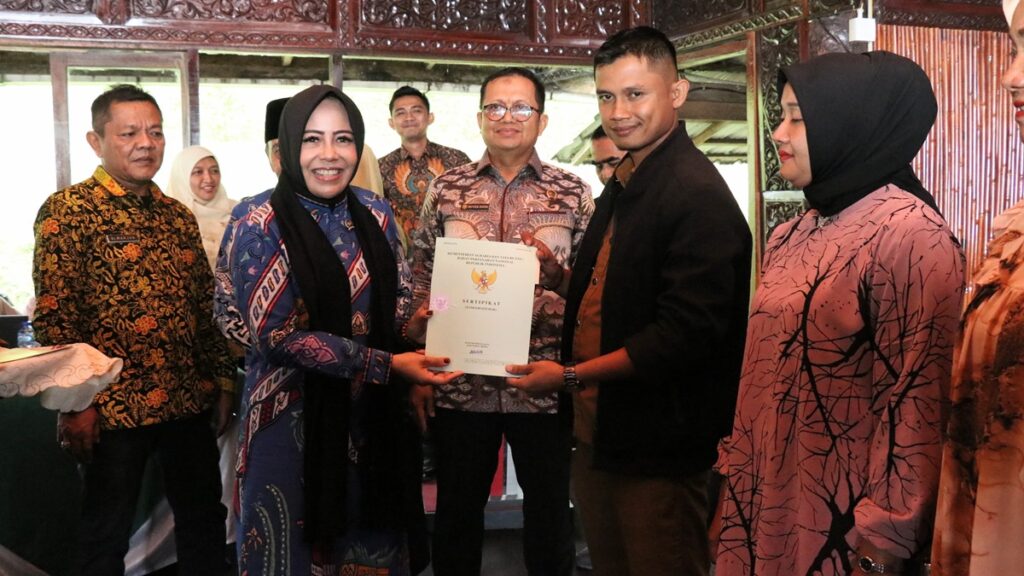 Penyerahan sertifikat PTSL untuk warga di Agam oleh legislator Rezka Oktoberia. (dok. istimewa)