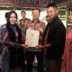 Penyerahan sertifikat PTSL untuk warga di Agam oleh legislator Rezka Oktoberia. (dok. istimewa)