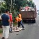 Petugas DLH Agam sedang membersihkan sampah. (dok. Antara)