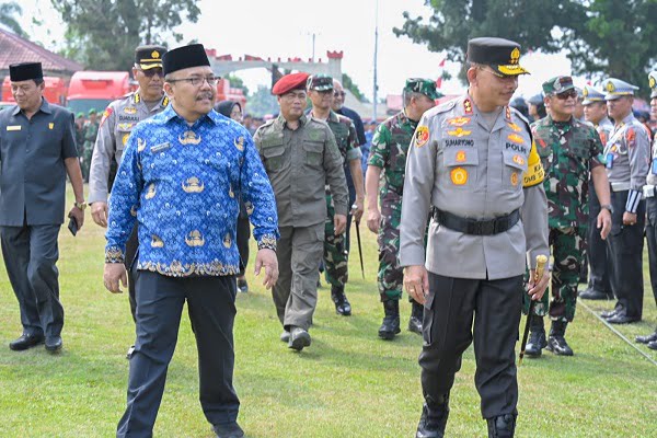 Kapolda Sumbar, Irjen Suharyono (kanan) didampingi Sekda Sumbar, Hansastri Matondang (kiri) mengecek pasukan yang tergabung ke dalam Operasi Mantap Brata Singgalang. (Foto: Dok. Adpim)