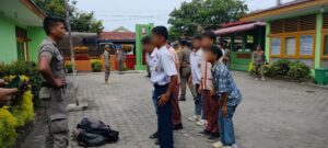 Enam pelajar yang kedapatan bolos saat jam pelajaran sekolah ditangkap. (Foto: Dok. Satpol PP Padang)