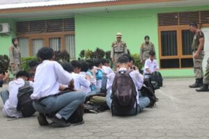 27 pelajar di Padang ditangkap karena berkeluyuran di jam pelajaran sekolah. (Foto: Dok. Satpol PP Padang)
