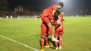 Selebrasi pemain Semen Padang FC usai mencetak gol balasan di babak pertama. (dok. Radarsumbar.com)